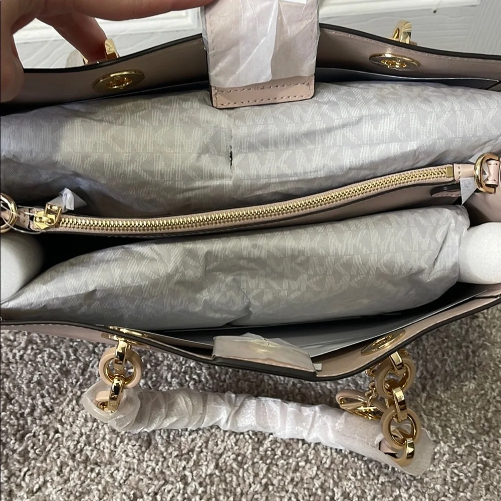 NWT Michael Kors Pink Bag with Gold Accents - Picture 3 of 8